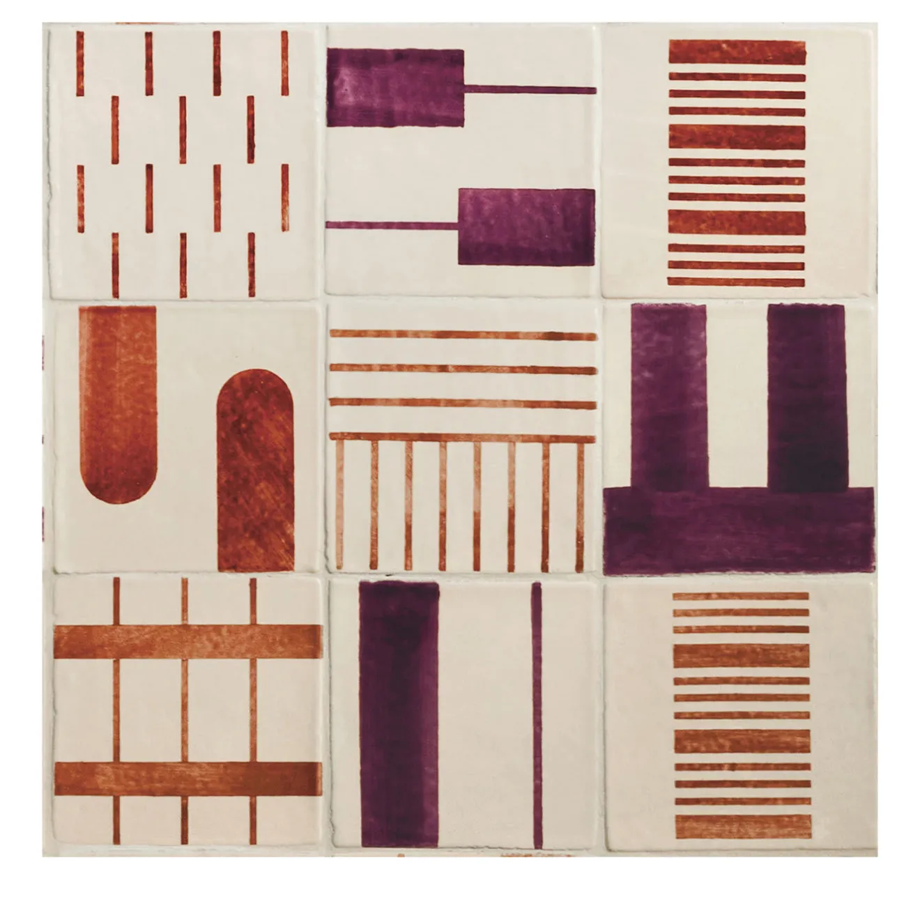 Ninefifty Alfabeto Set di 44 piastrelle bianche e viola di Margherita Rui