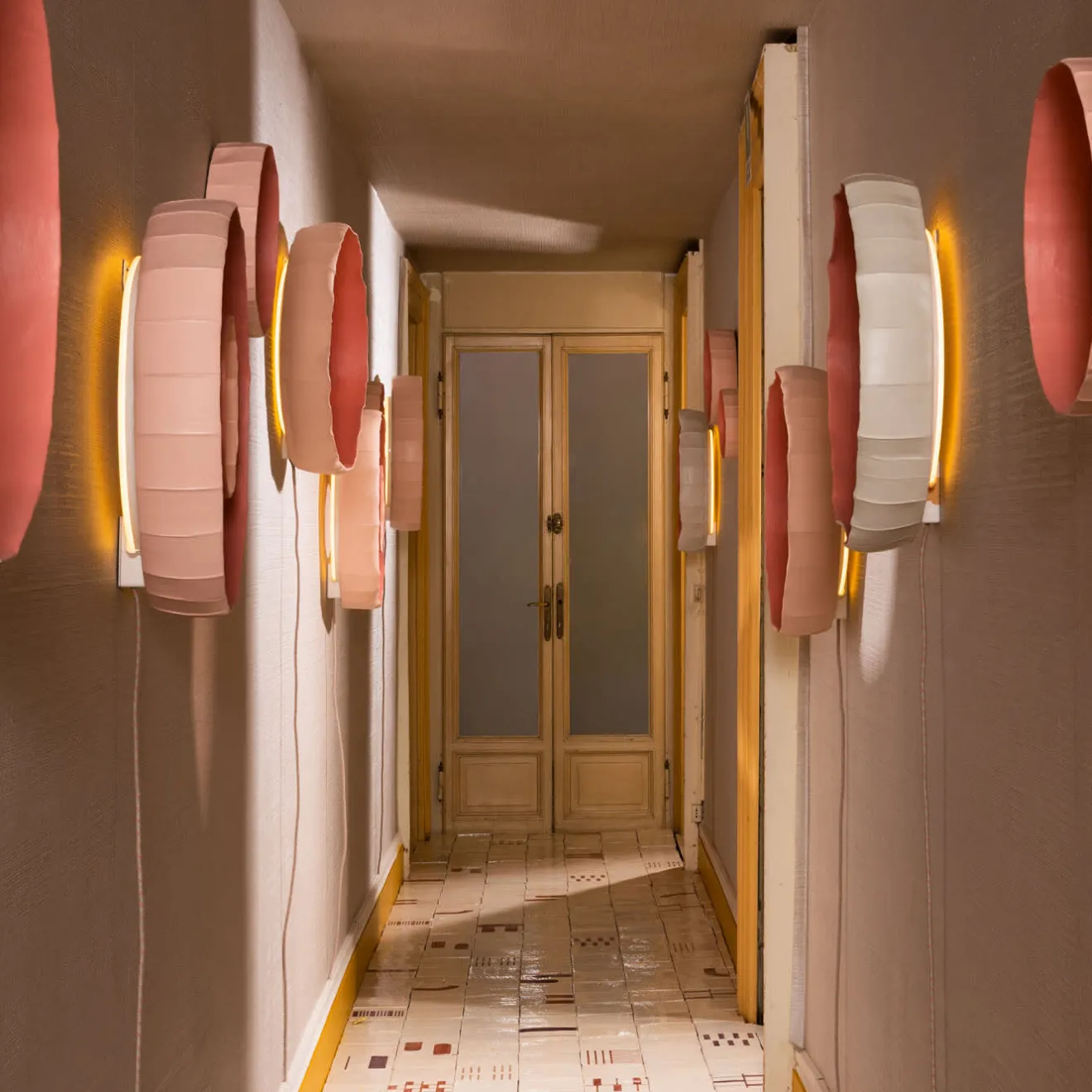 Ninefifty Alfabeto Set di 44 piastrelle bianche e viola di Margherita Rui