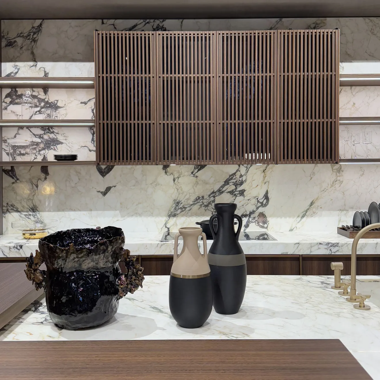 Pop Pot Anfora Teodosio XL in bronzo nero e latte