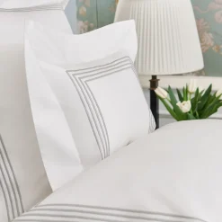Verderoccia Camicie da letto Boudoir bianco e grigio chiaro di Four Generations