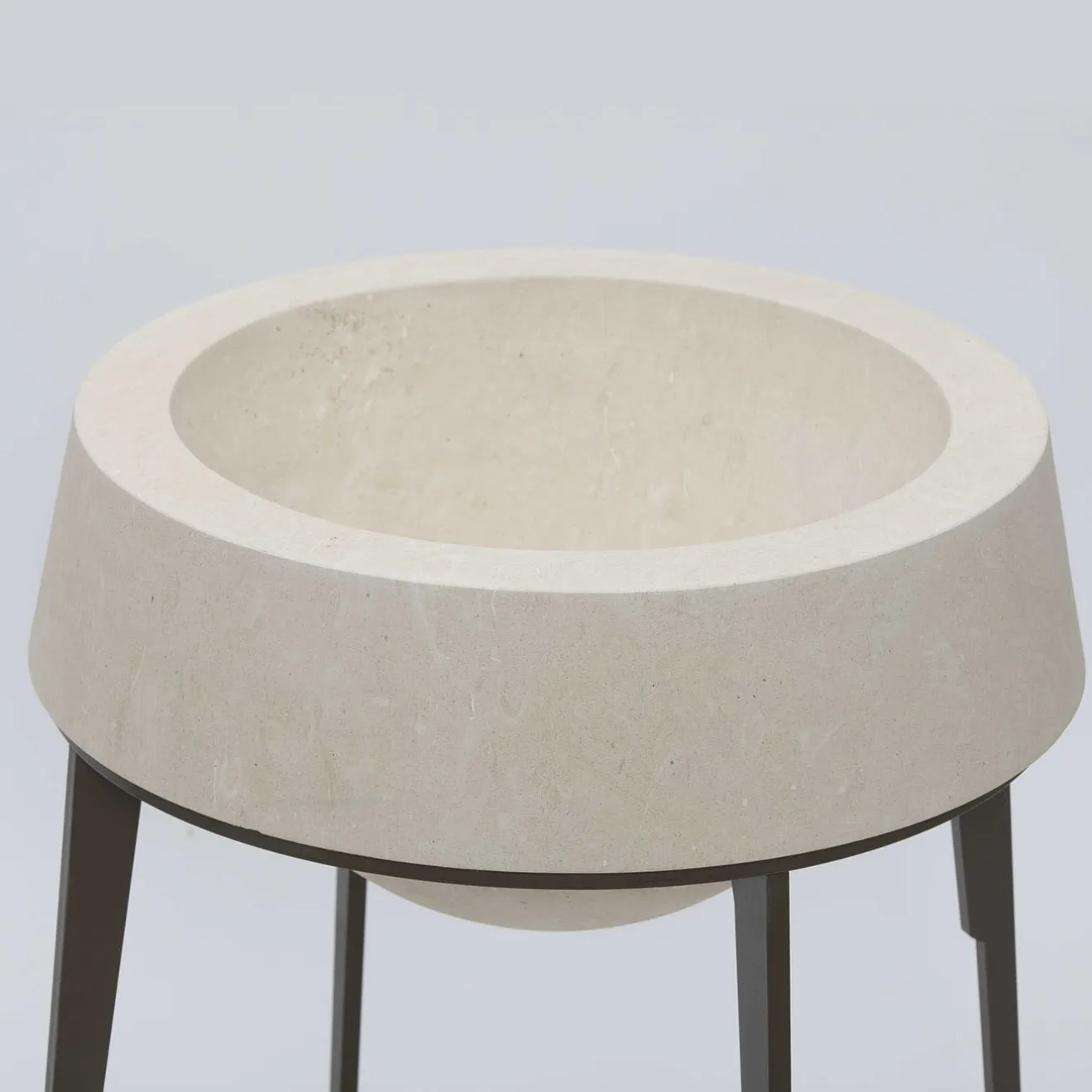 Pimar Limestone Capasa Vaso grande in ferro e pietra calcarea leccese di Silvio De Ponte