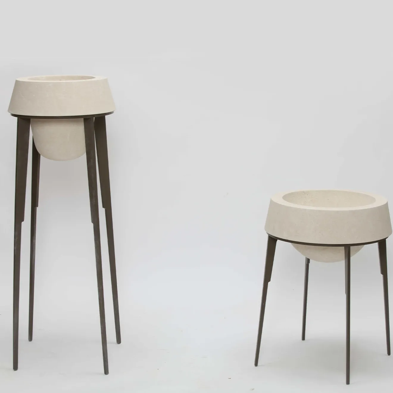 Pimar Limestone Capasa Vaso grande in ferro e pietra calcarea leccese di Silvio De Ponte