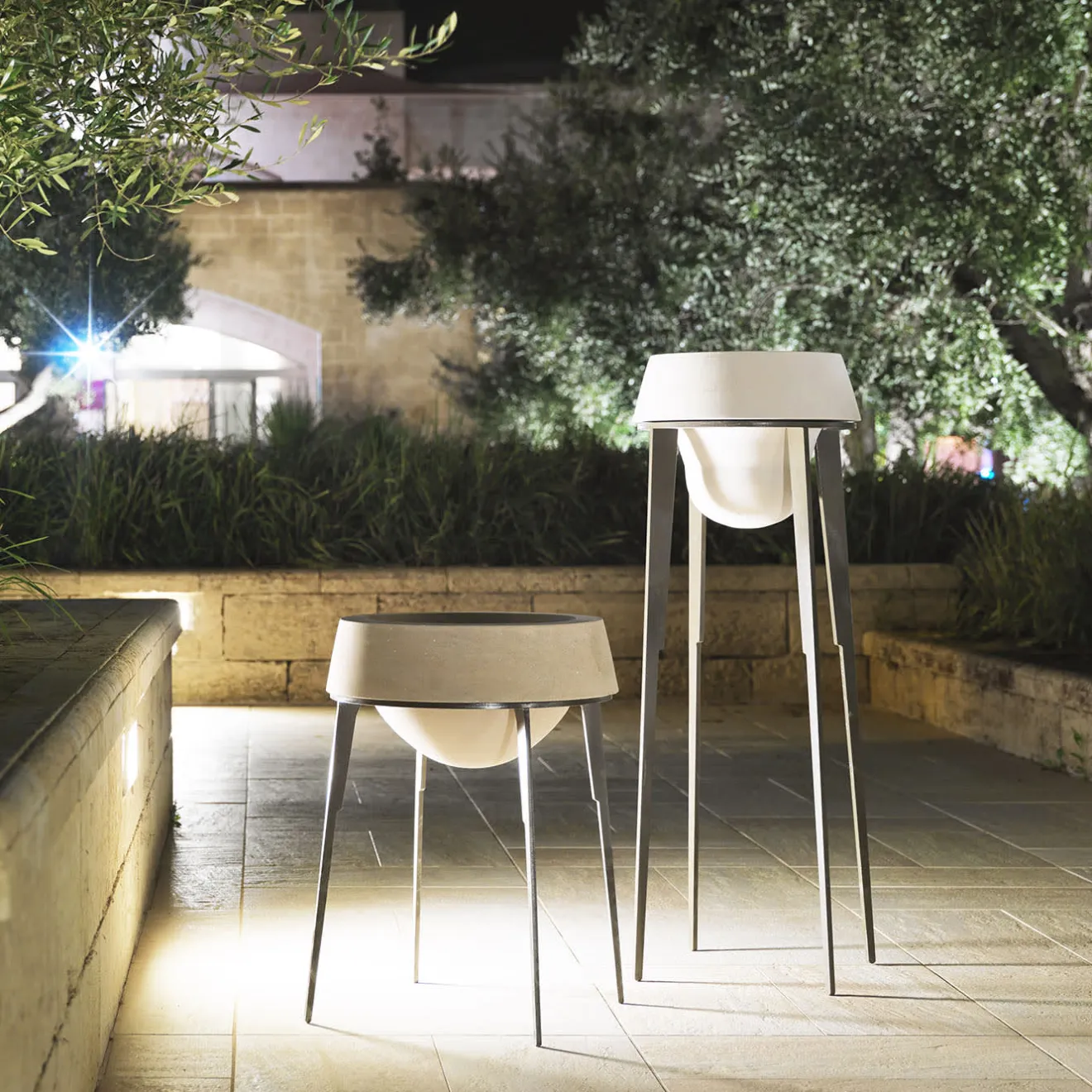 Pimar Limestone Capasa Vaso grande in ferro e pietra calcarea leccese di Silvio De Ponte