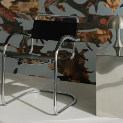 MaVoix Carta da parati Hidden In Plain Sight Nikko Blue di Magnus Gjoen