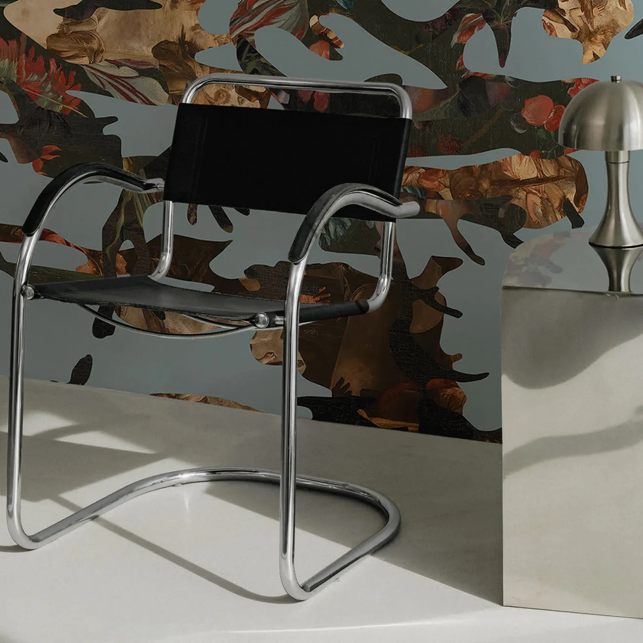 MaVoix Carta da parati Hidden In Plain Sight Nikko Blue di Magnus Gjoen