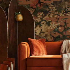 MaVoix Carta da parati Hidden in Plain Sight Camouflage Marsala di Magnus Gjoen