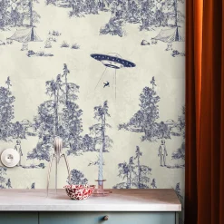 Wallpapers4Beginners Carta da Parati Toile de Jouy Blu con Alien Abduction