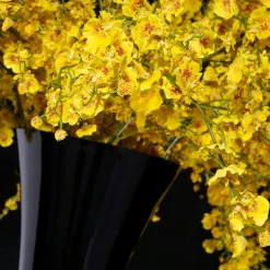 VGnewtrend Composizione floreale gialla Sayonara con vaso nero