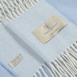 Rivolta Carmignani Coperta piccola azzurra con frange Defilé