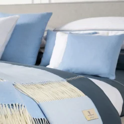 Rivolta Carmignani Coperta piccola azzurra con frange Defilé