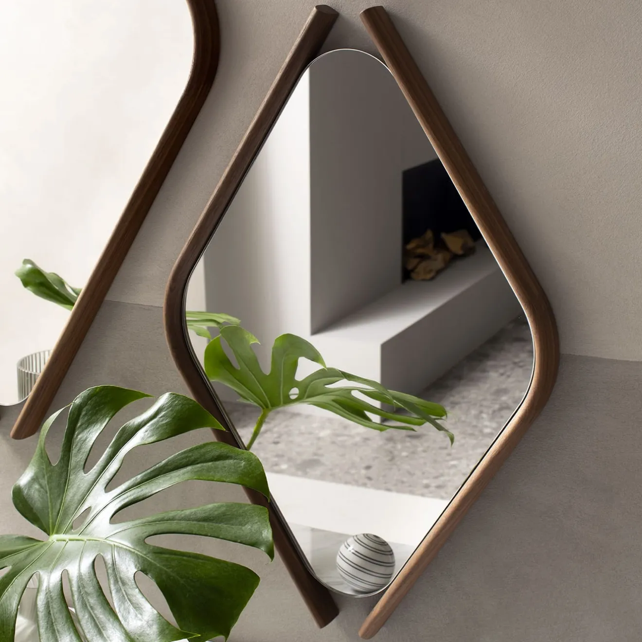 Morica Design Coppia di specchi in legno Eye Bis con cornice in legno massiccio di noce