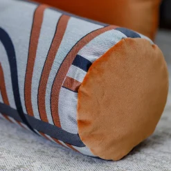 l'Opificio Cuscino a rullo terracotta in tessuto Les Intrigues