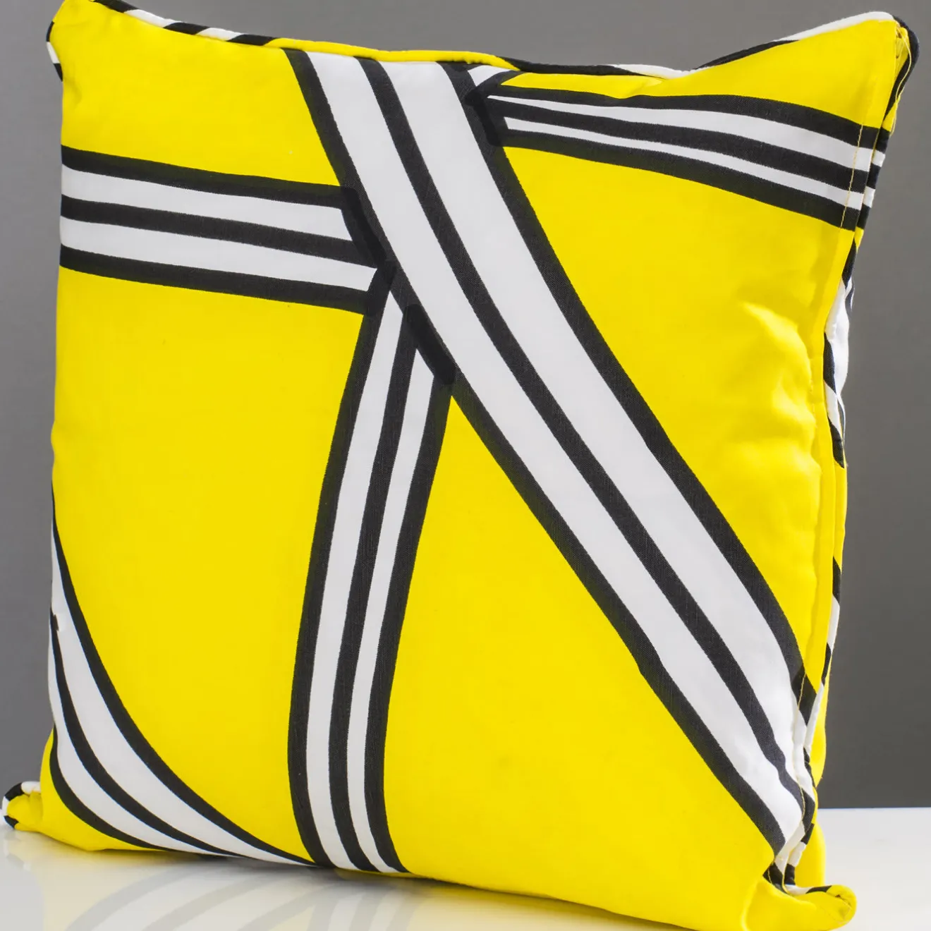 Livio De Simone Cuscino giallo Tria