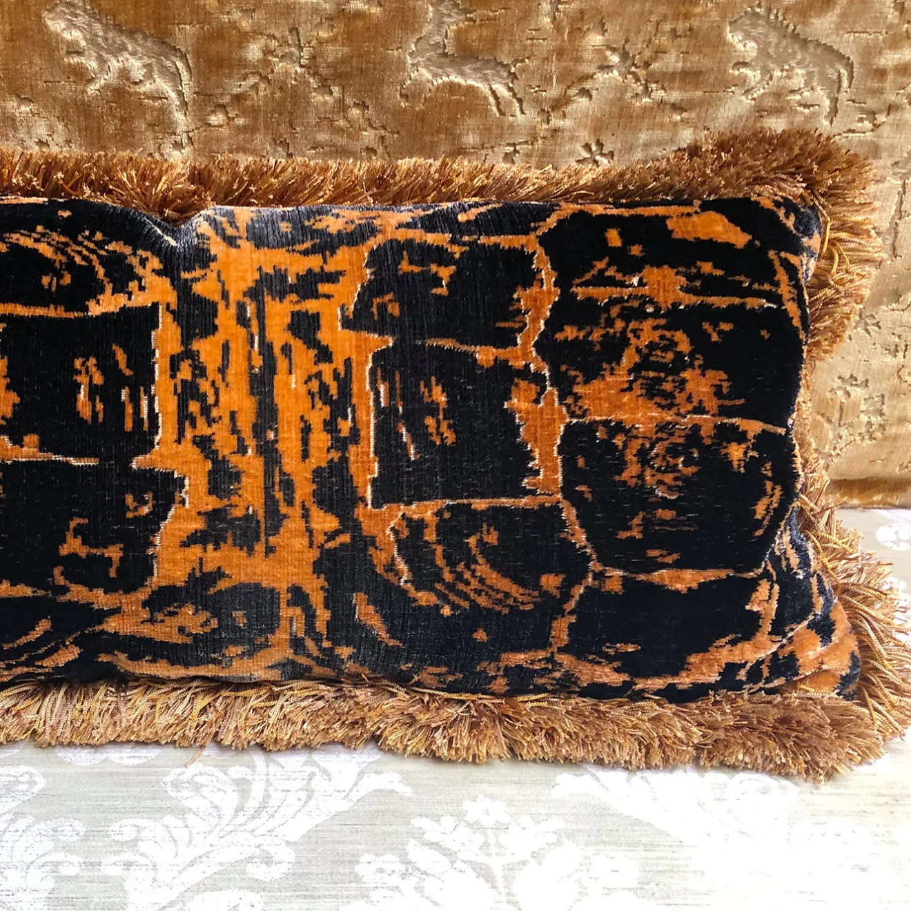 Tessitura Bevilacqua Cuscino in velluto tartaruga fatto a mano con rifiniture in marabù