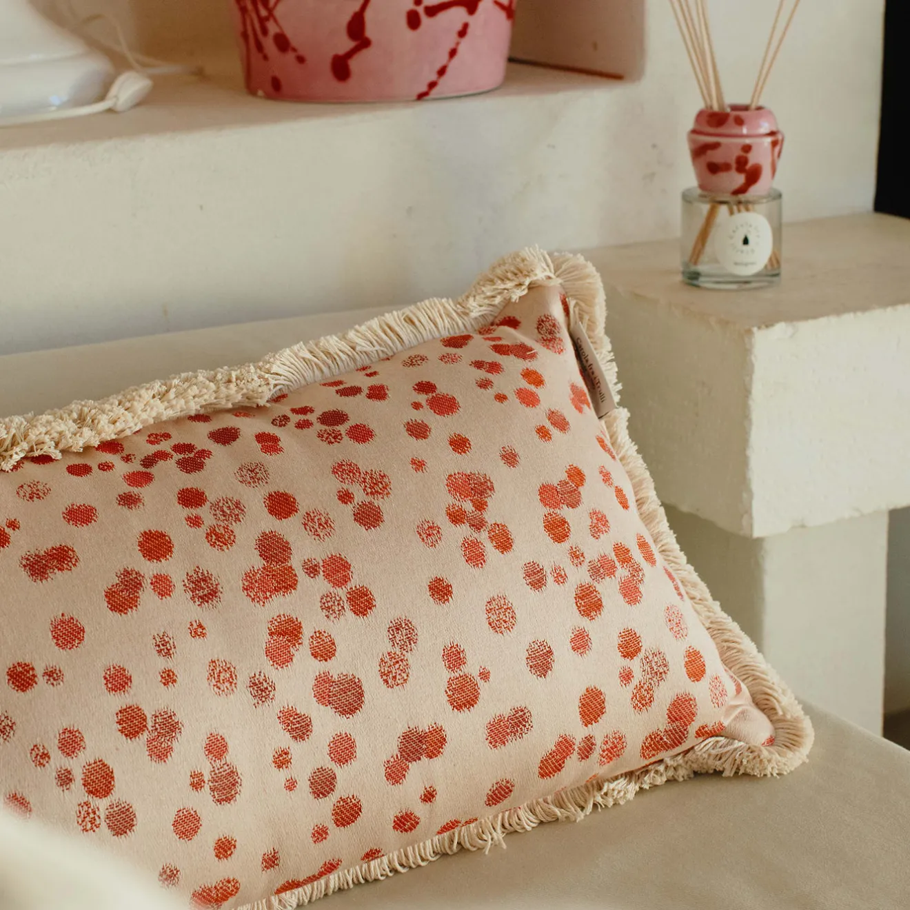 Carola fra i Trulli Cuscino piccolo con frange rosse e fucsia