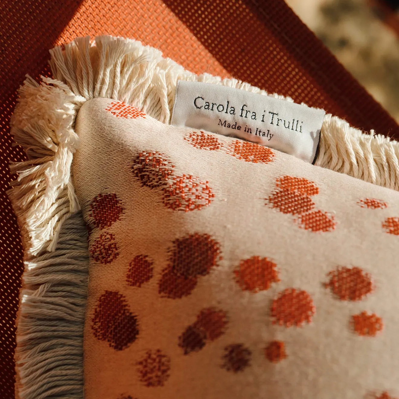 Carola fra i Trulli Cuscino piccolo con frange rosse e fucsia