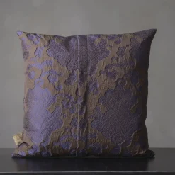 The House of Lyria Cuscino quadrato in flanella floreale viola jacquard