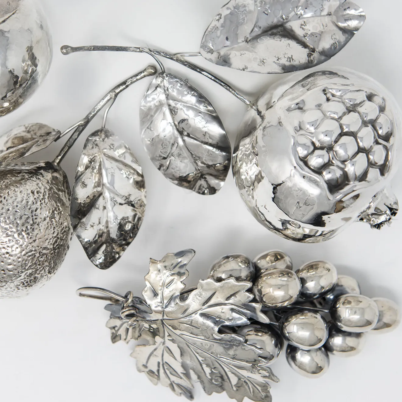 Brandimarte Firenze Decorazione con grappolo d'uva in argento