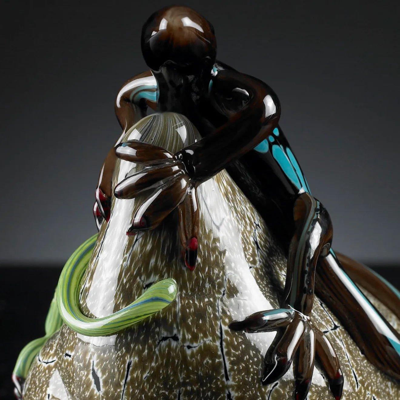 VGnewtrend Due lucertole verdi di vetro su pietra