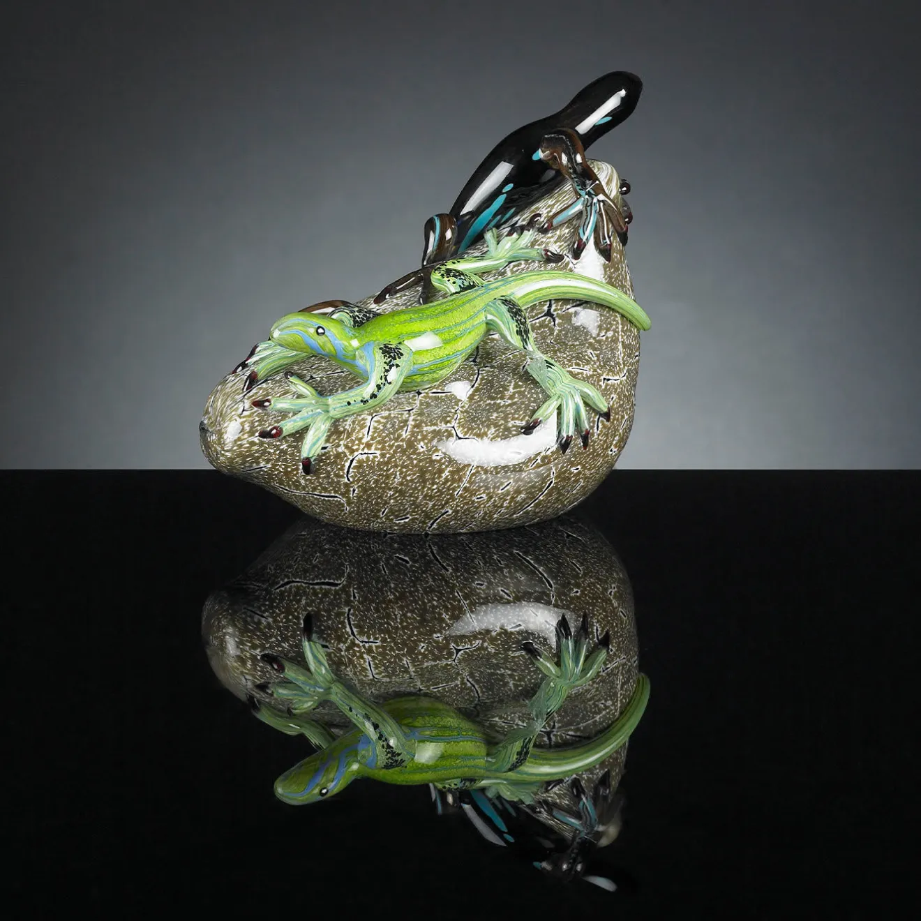 VGnewtrend Due lucertole verdi di vetro su pietra