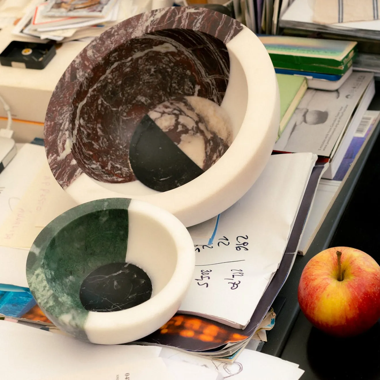 MMairo Grande ciotola in marmo multicolore Gae di Arthur Arbesser