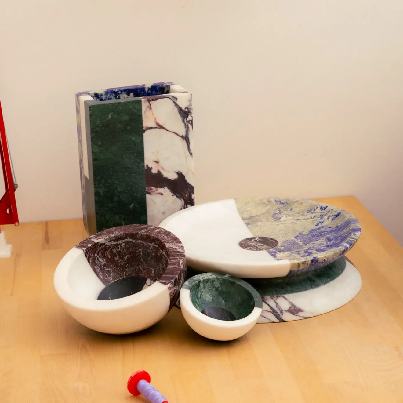 MMairo Grande ciotola in marmo multicolore Gae di Arthur Arbesser