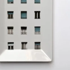 Grand Tour by Vito Nesta La Finestra Sul Cortile Piccola Videopoche rettangolare in porcellana #1