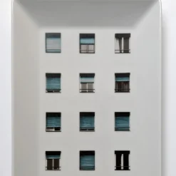 Grand Tour by Vito Nesta La Finestra Sul Cortile Piccola Videopoche rettangolare in porcellana #1