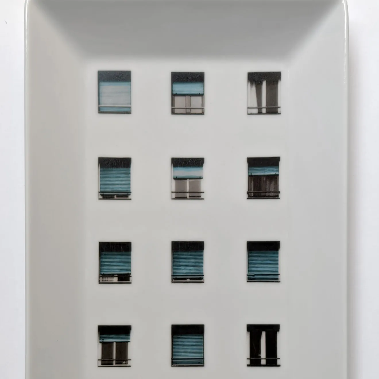 Grand Tour by Vito Nesta La Finestra Sul Cortile Piccola Videopoche rettangolare in porcellana #1