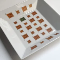 Grand Tour by Vito Nesta La Finestra Sul Cortile Piccolo Quadrato in porcellana Videopoche #1