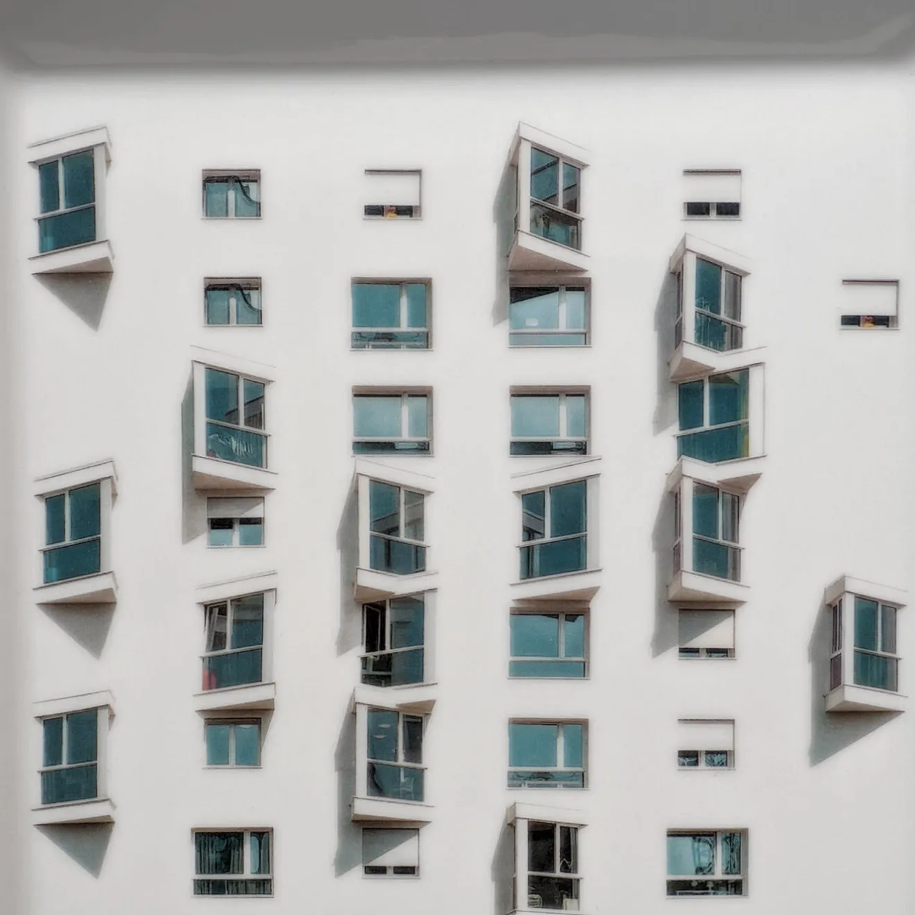 Grand Tour by Vito Nesta La Finestra Sul Cortile Piccolo Videopoche quadrata in porcellana #3