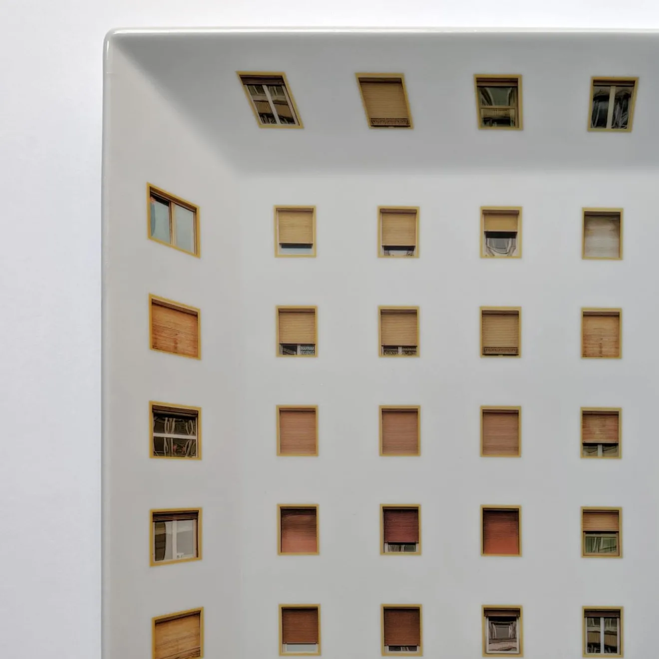 Grand Tour by Vito Nesta La Finestra Sul Cortile Videopoche quadrata grande in porcellana #3