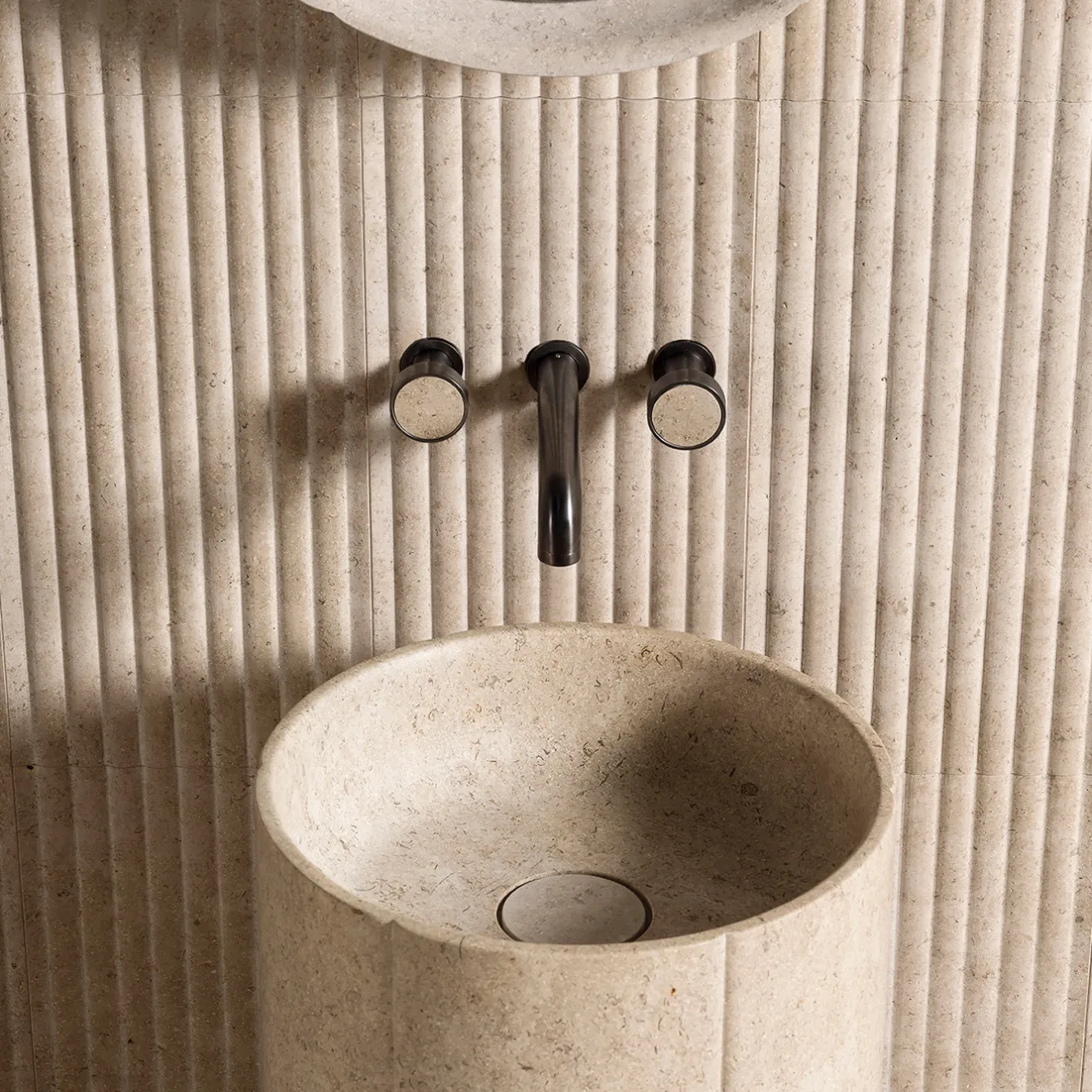 Luce Di Carrara Lavabo a Colonna in Marmo Beige Sartoriale di Federico Peri