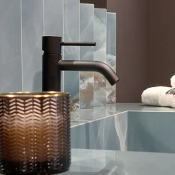 Pollini Home Lavandino per bagno Ratio con backsplash di Sapiens Design