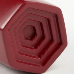 NIVA Design Maniglia Prisma Matte Burgundy di Nicole Valenti