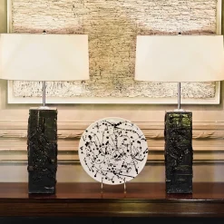 Carola fra i Trulli Piatto decorativo in ceramica bianca e nera