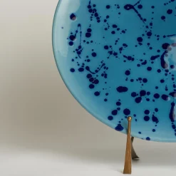 Carola fra i Trulli Piatto decorativo in ceramica celeste e blu