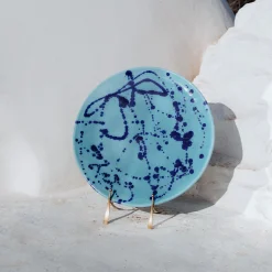 Carola fra i Trulli Piatto decorativo in ceramica celeste e blu