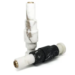 FiammettaV Home Collection Portacandele basso in marmo di Carrara e ottone di Jacopo Simonetti