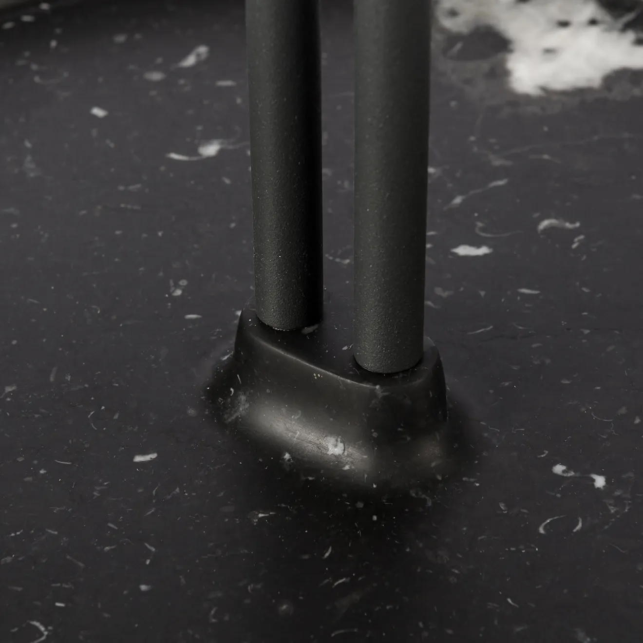 Salvatori Portaombrelli Pietra L07 in marmo Nero Marquinia di Piero Lissoni