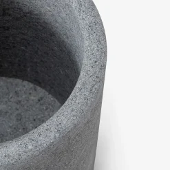 Veltha Outdoor Stone Design Portavasi in pietra Peperino grigio lapis