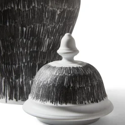 Cassina Post Scriptum Potiche in bianco e nero di Formafantasma