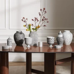 Cassina Post Scriptum Potiche in bianco e nero di Formafantasma