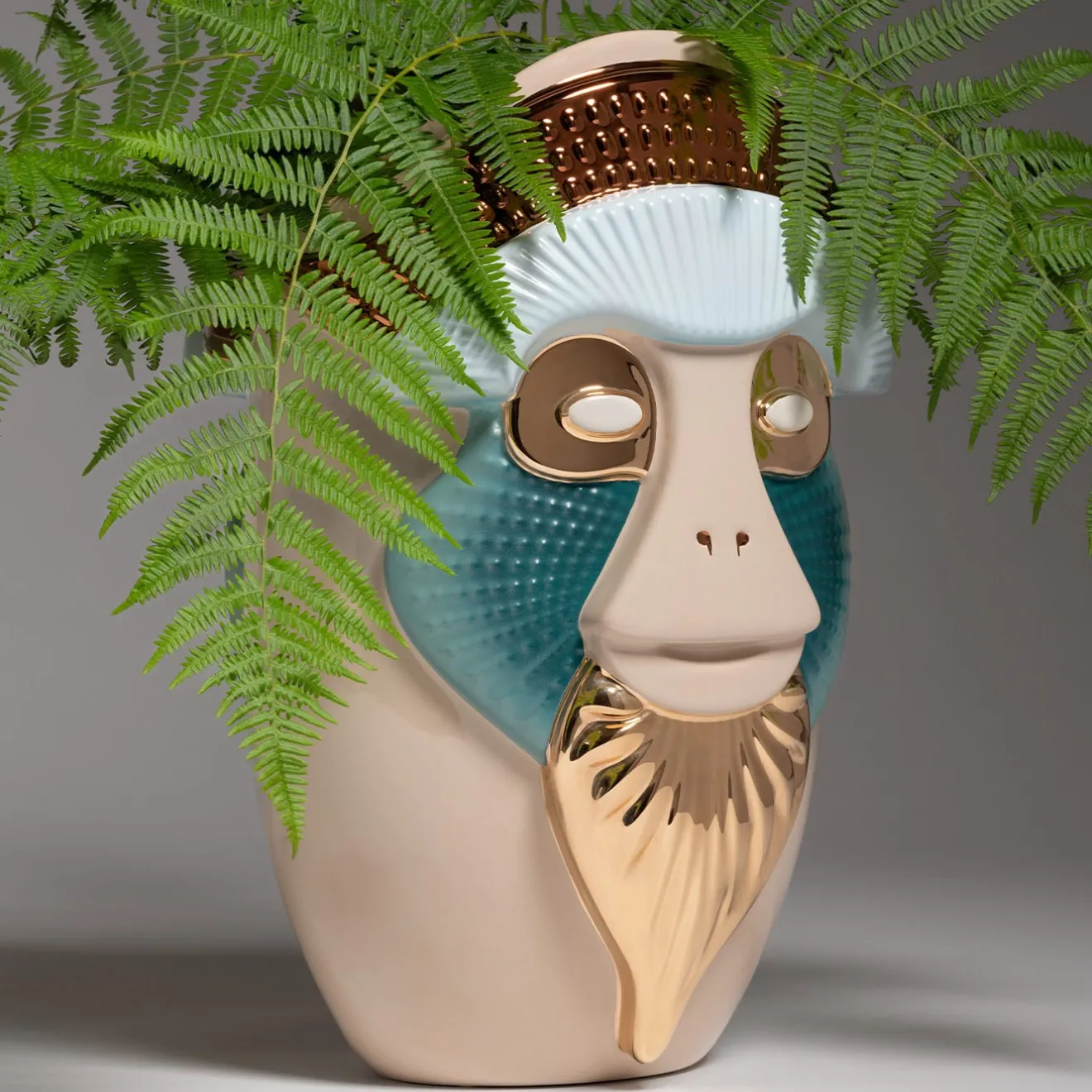 Bosa Primates Brazza Vaso in ceramica beige lucido con dettagli in metallo Di Elena Salmistraro