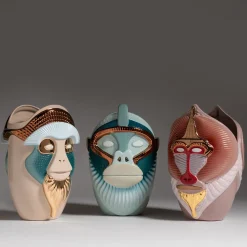 Bosa Primates Brazza Vaso in ceramica beige lucido con dettagli in metallo Di Elena Salmistraro