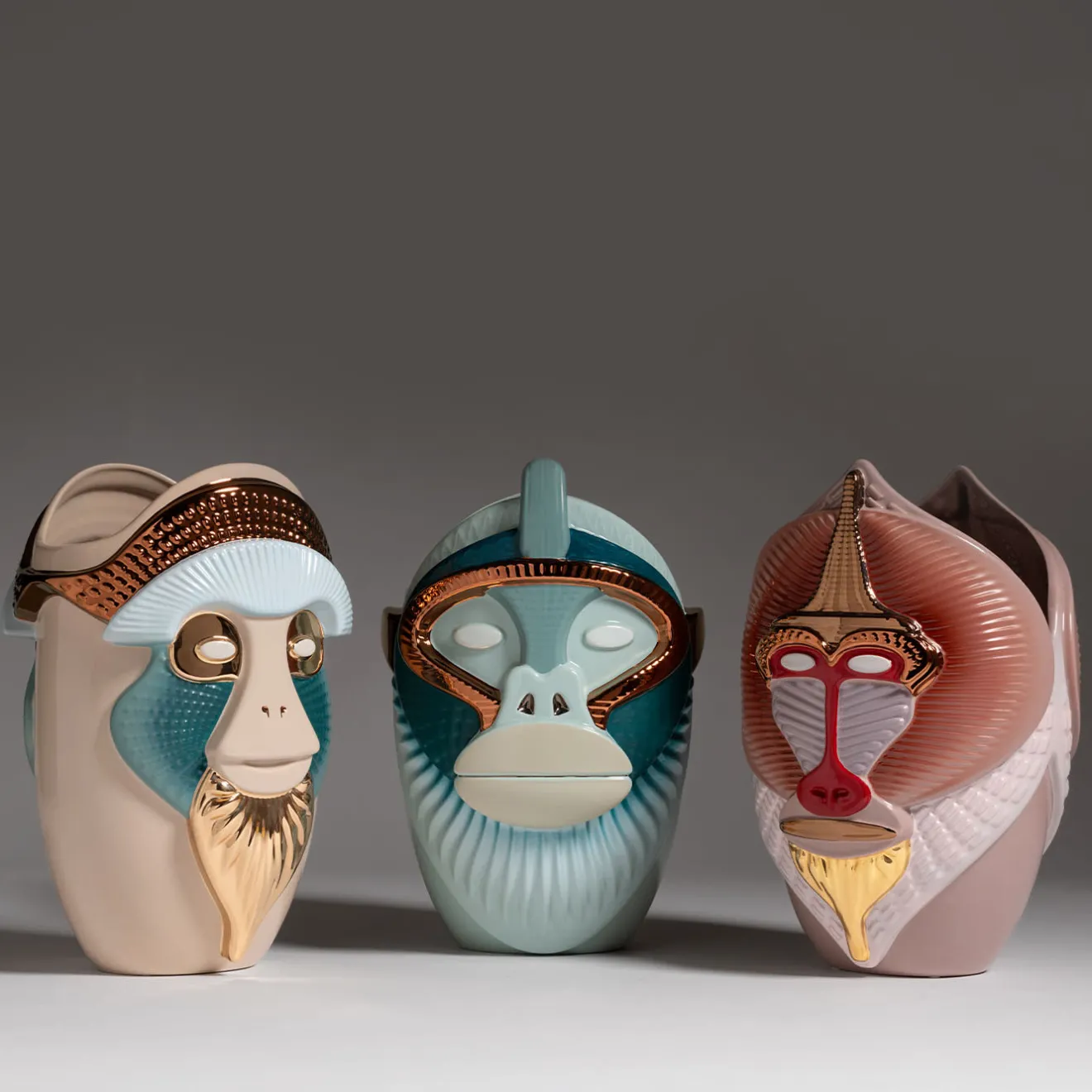 Bosa Primates Brazza Vaso in ceramica beige lucido con dettagli in metallo Di Elena Salmistraro