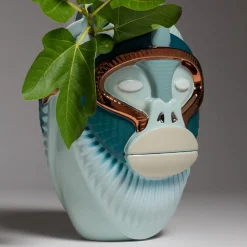 Bosa Primates Kandti Vaso in ceramica azzurra lucida con dettagli in metallo di Elena Salmistraro