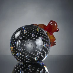 VGnewtrend Rana di vetro rossa su sfera