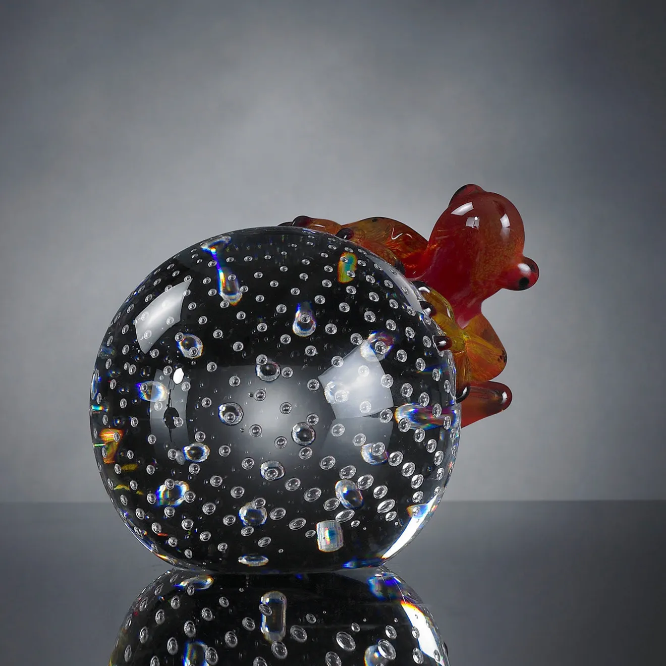 VGnewtrend Rana di vetro rossa su sfera