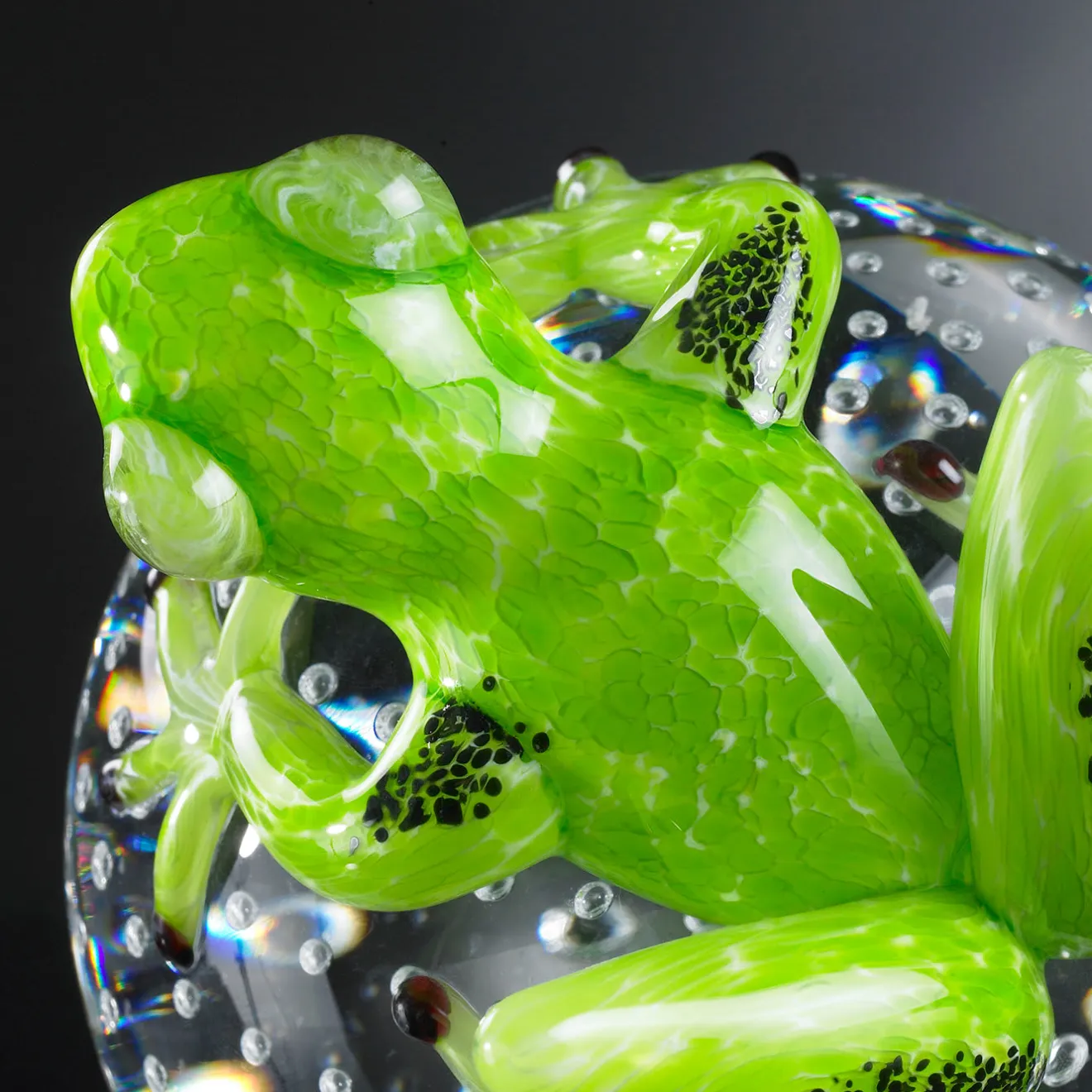 VGnewtrend Rana di vetro verde su sfera